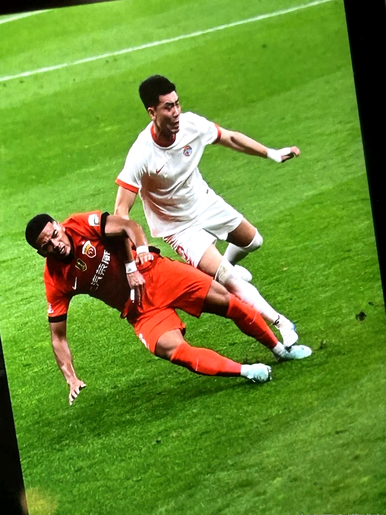 比赛节奏紧凑激烈，双方鏖战不断