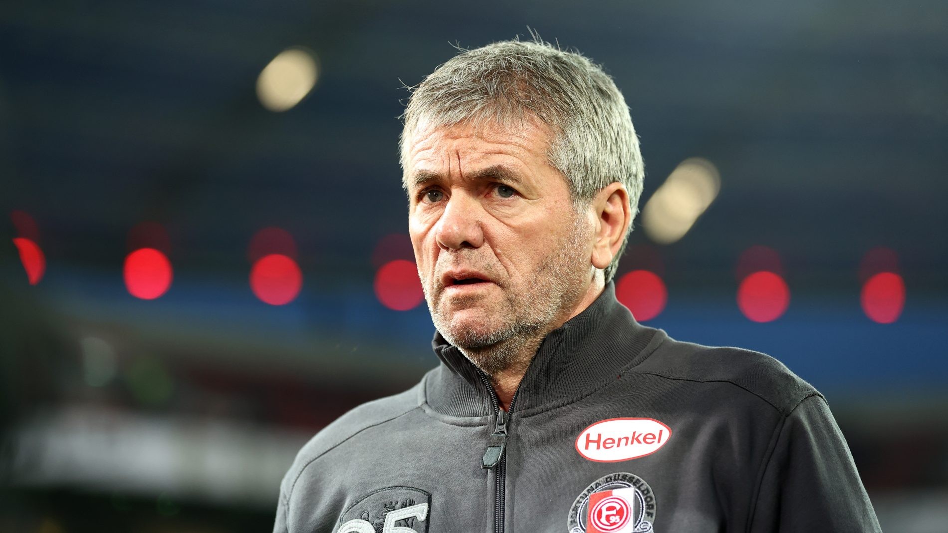 沙尔克队经历连败,主教练面临压力的简单介绍 沙尔克队经历连败,主教练面临压力的简单介绍