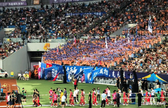 开云体育-球队遭遇暴雨袭击，中超赛事临时受影响(球队遭遇暴雨袭击,中超赛事临时受影响吗)